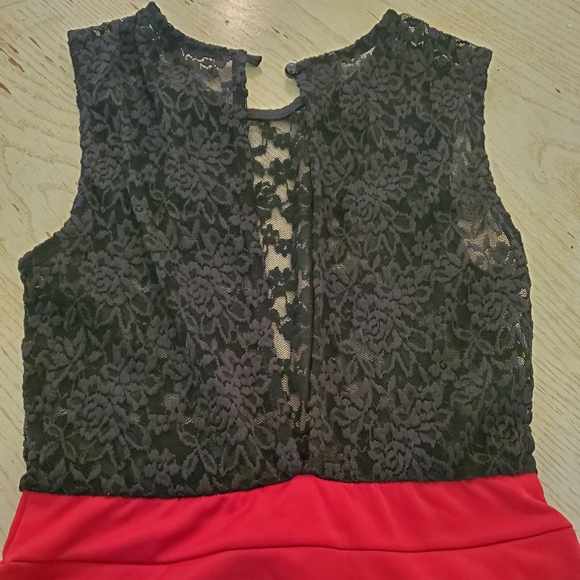 🆕️ lace peplum dress - Picture 3 of 4